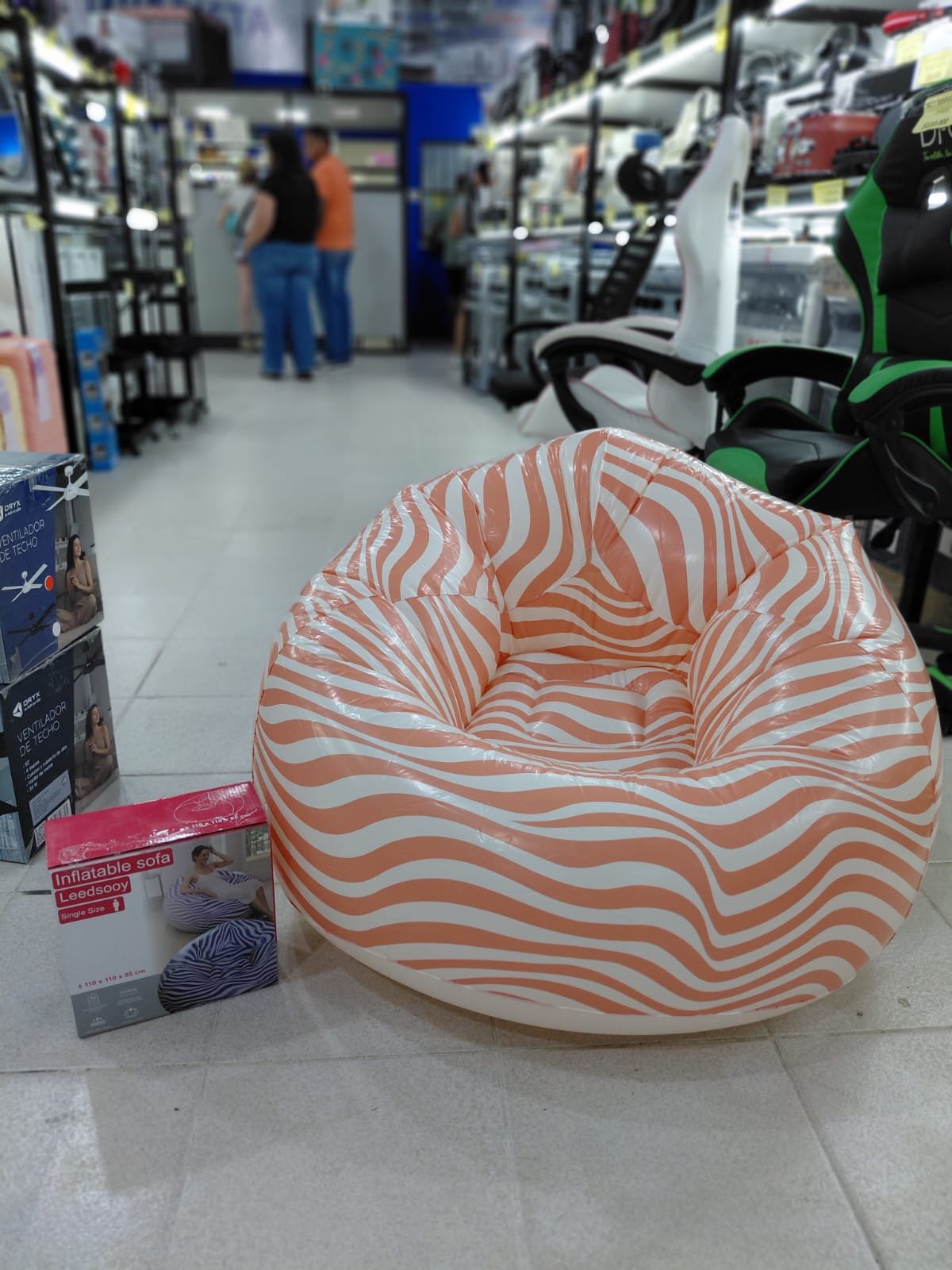 Sofa inflable rayado