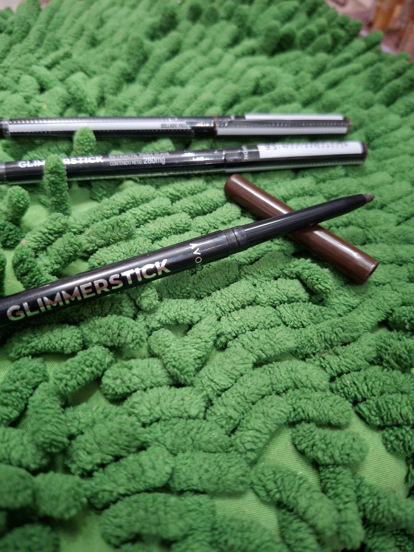 Delineador retráctil marron de avon glimmerstick