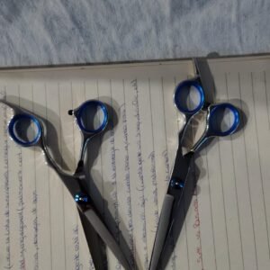 Tijera de corte plateada con estras y detalles Azul