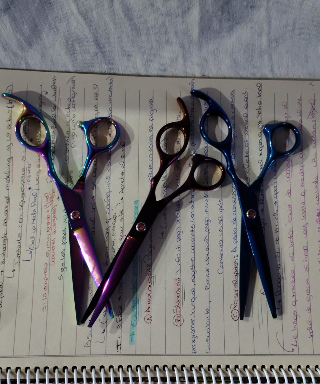 Tijeras de corte , tornasol , violeta y azul con strass