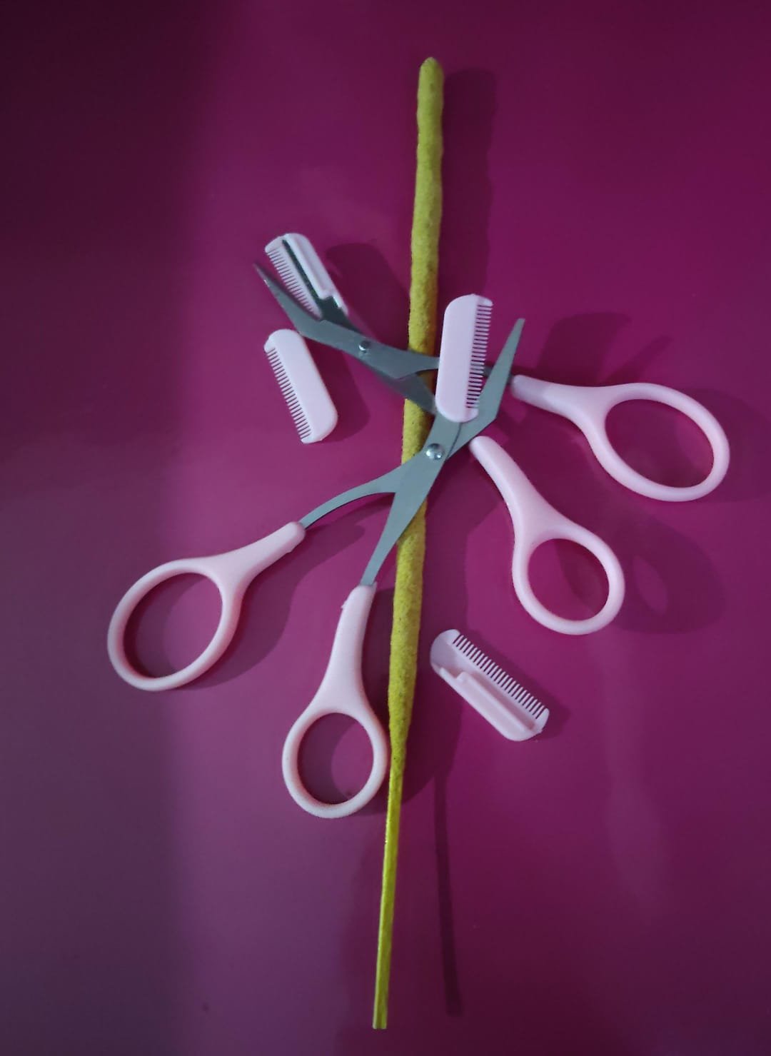 Tijera con peine + peine de respuesto para cortar y peinar cejas - Imagen 2