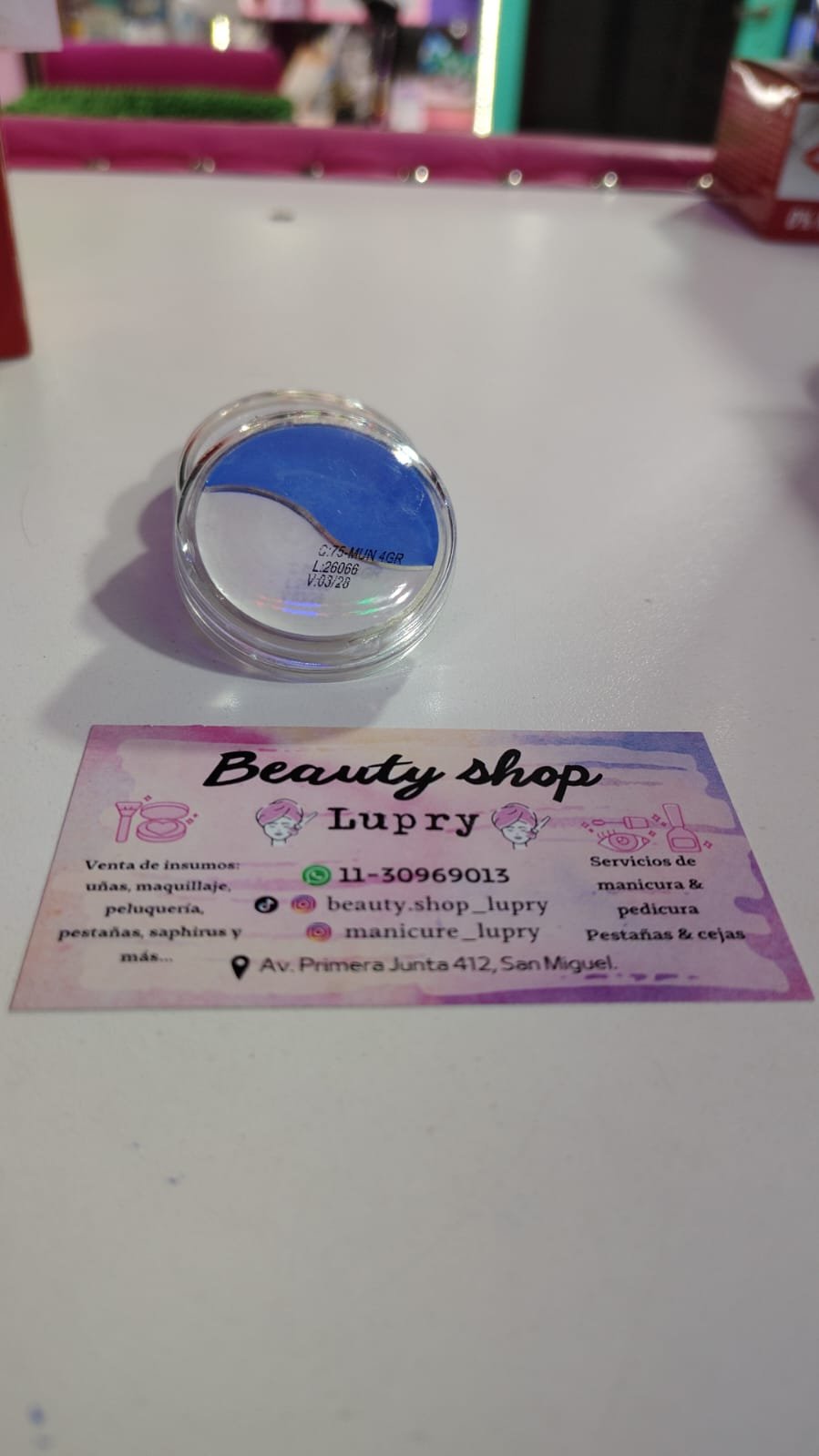 Maquillaje artístico blanco y azul