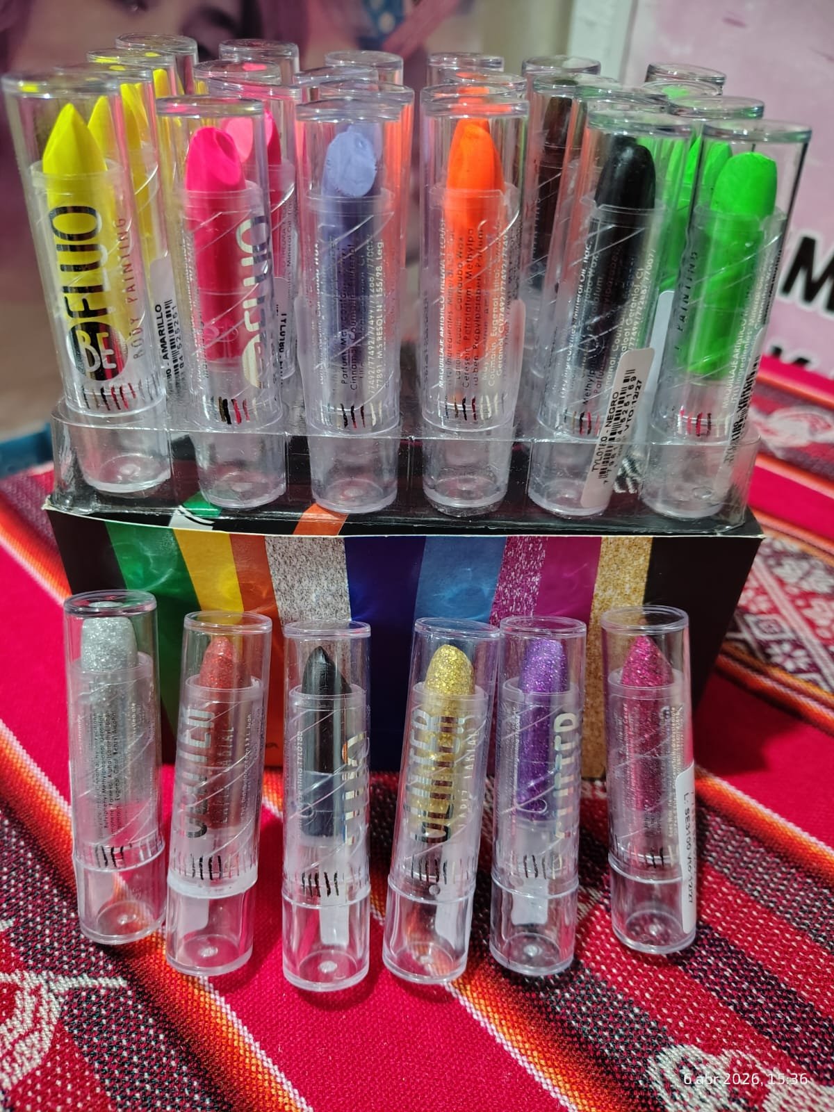 Labiales en barra , flúor y con gliters para maquillaje artístico