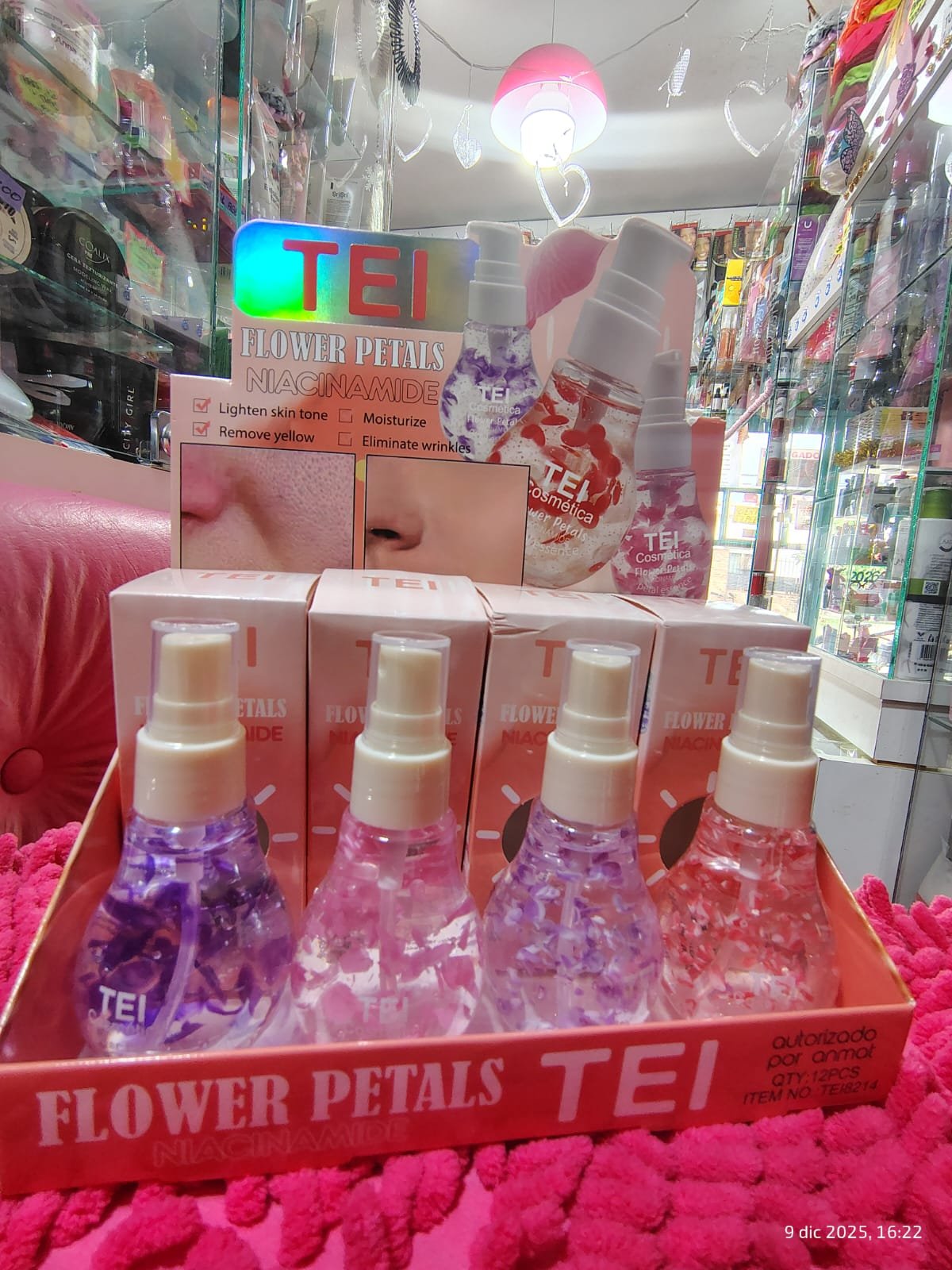 Agua de rosas con niacinamida